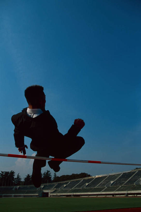 东方人,一个人,商务人士,运动员,商务男性,体育馆,运动场,跳,竖图,室外,白天,仰视,衬衫,锻炼,快乐,比赛,运动,竞争,撑杆跳高,草地,草坪,植物,亚洲,仅一个男性,仅一个人,仅一个中年男性,阴影,套装,光线,影子,半空,黄种人,娱乐,体育场,草,蓝色,绿色,蓝天,天空,阳光,天,休闲,田径场,晴朗,体育运动,商务装,工薪阶层,万里无云,运动馆,撑竿跳,撑竿跳高,体育,撑杆跳,男人,男性,中年男性,亚洲人,白领,上班族,晴空,晴空万里,体育运动员,运动选手,跳跃,彩图,低角度拍摄,全身,衬衣,健身