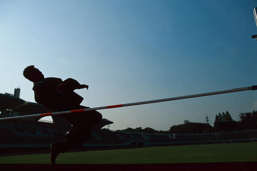 东方人,一个人,商务人士,运动员,商务男性,体育馆,运动场,跳,横图,室外,白天,仰视,衬衫,锻炼,快乐,比赛,运动,竞争,撑杆跳高,草地,草坪,植物,亚洲,仅一个男性,仅一个人,仅一个中年男性,阴影,套装,光线,影子,半空,黄种人,娱乐,体育场,草,蓝色,绿色,蓝天,天空,阳光,天,休闲,田径场,晴朗,体育运动,商务装,工薪阶层,万里无云,运动馆,撑竿跳,撑竿跳高,体育,撑杆跳,男人,男性,中年男性,亚洲人,白领,上班族,晴空,晴空万里,体育运动员,运动选手,跳跃,彩图,低角度拍摄,全身,衬衣,健身