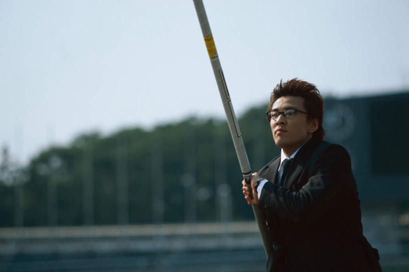 东方人,一个人,商务人士,运动员,商务男性,体育馆,运动场,跑,横图,室外,白天,正面,衬衫,锻炼,快乐,比赛,运动,竞争,撑杆跳高,植物,亚洲,仅一个男性,仅一个人,仅一个中年男性,握,套装,朦胧,模糊,眼镜,拿,拿着,注视,黄种人,娱乐,体育场,树,树木,蓝色,绿色,蓝天,天空,自然,天,观察,看,休闲,握着,田径场,生长,晴朗,成长,观看,察看,体育运动,关注,商务装,近视眼镜,工薪阶层,万里无云,运动馆,撑竿跳,撑竿跳高,体育,撑杆跳,男人,男性,中年男性,亚洲人,白领,上班族,晴空,晴空万里,体育运动员,运动选手,跑步,半身,彩图,衬衣,健身