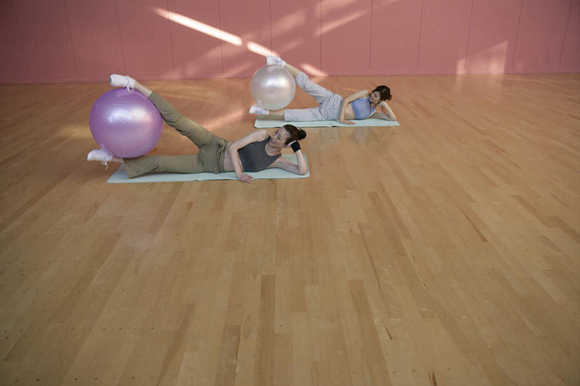 东方人,两个人,伙伴,朋友,躺,横图,俯视,室内,白天,锻炼,瑜伽,友谊,运动,地板,亚洲,服装,毯子,墙,地面,注视,休闲装,黄种人,木地板,墙壁,墙面,衣服,红色,瑜伽垫,垫子,观察,看,休闲,休闲服,养生,服饰,观看,张开双腿,察看,关注,瑜伽毯,展开双腿,卧着,体育,友情,女人,女性,中年女性,亚洲人,躺着,卧,彩图,高角度拍摄,全身,健身,伸展双腿