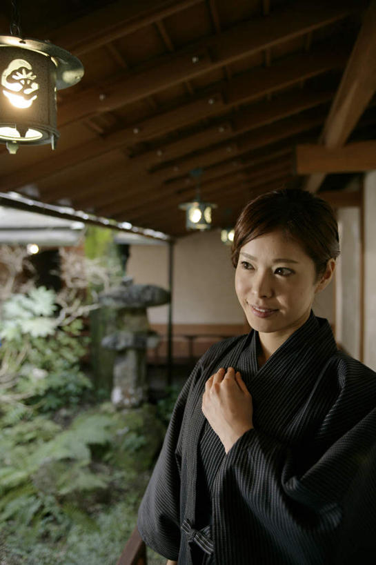 东方人,一个人,站,笑,微笑,竖图,室内,白天,正面,民族服装,石头,山,照明,亚洲,仅一个年轻女性,仅一个女性,仅一个人,握,和服,艺术,石子,山峰,走道,走廊,过道,灯光,注视,黄种人,吊灯,灯,工艺品,灯具,观察,看,站着,假山,握着,服饰,观看,照亮,美术,察看,照明设备,关注,吴服,唐草,唐花,唐锦,美学,年轻女性,女人,女性,亚洲人,石块,站立,半身,彩图,传统服装,民俗服,浴衣