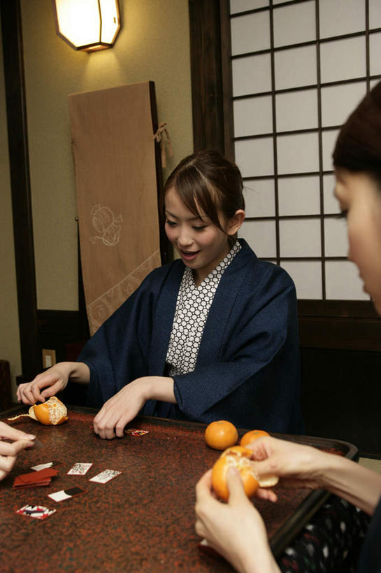 东方人,两个人,伙伴,朋友,坐,笑,微笑,露齿笑,竖图,室内,白天,正面,民族服装,游戏,友谊,赌博,贪欲,竞争,门,柑橘,扑克牌,纸牌,水果,玩具,扑克,亚洲,拉门,握,和服,新鲜,墙,生食,食品,果实,拿,玩,拿着,注视,黄种人,娱乐,移门,刺激,墙壁,墙面,食物,观察,看,取暖,休闲,温暖,握着,服饰,有机食品,绿色食品,观看,活动,察看,发泄,关注,消遣,智力,赌具,吴服,投机,侥幸,欲望,唐草,唐花,唐锦,宣泄,障子,纸门,拉窗,纸拉窗,纸拉门,被炉,炬燵,暖桌,友情,年轻女性,女人,女性,亚洲人,橘子,桔子,橙子,橙,玩耍,嬉戏,坐着,半身,彩图,传统服装,民俗服,浴衣,胜负,输赢