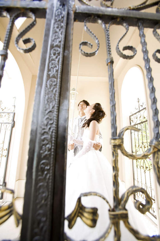 东方人,两个人,家庭,夫妻,新娘,新郎,站,笑,微笑,露齿笑,竖图,室外,白天,仰视,婚纱,西装,爱情,婚礼,快乐,门,亚洲,握,套装,正装,庆祝,时间,时钟,铁门,钟楼,结婚,浪漫,拿,计时,拿着,注视,职业装,黄种人,绳子,门框,钟表,看,站着,温暖,温馨,喜庆,一家人,表,恩爱,握着,恋人,纪念,绳索,和睦,关注,塔钟,男人,男性,年轻男性,年轻女性,女人,女性,亚洲人,年轻人,夫妇,情侣,钟,抬头,仰头,站立,彩图,低角度拍摄,全身,婚礼服,礼服,高兴,伴侣,融洽