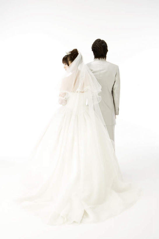 东方人,两个人,家庭,夫妻,新娘,新郎,站,竖图,室内,白天,白色背景,婚纱,衬衫,西装,爱情,婚礼,快乐,亚洲,套装,头纱,正装,庆祝,领带,结婚,浪漫,扭头,职业装,黄种人,背面,站着,转头,温暖,温馨,喜庆,一家人,恩爱,恋人,摄影,影棚,纪念,和睦,男人,男性,年轻男性,年轻女性,女人,女性,亚洲人,年轻人,夫妇,情侣,站立,彩图,全身,影棚拍摄,衬衣,婚礼服,礼服,高兴,拍摄,婚礼头纱,伴侣,融洽