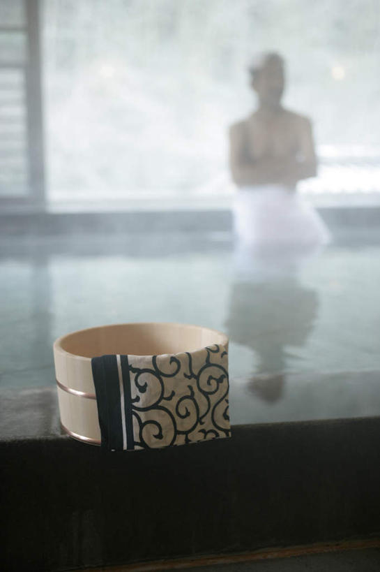 东方人,一个人,坐,竖图,室内,特写,白天,正面,水,温泉,植物,雾,窗户,落地窗,亚洲,仅一个男性,仅一个人,撑,沸腾,朦胧,模糊,蒸汽,纺织物,木桶,桶,液体,浴巾,水滴,水蒸气,雾气,黄种人,裸露,玻璃窗,树,树木,绿色,自然,容器,毛巾,清洁,仅一个老年男性,温暖,泉水,生长,温和,成长,储藏,保暖,气体,倒映,撑着,储存,浴池,裸,透气,防水,蒸发,储水,反照,耐磨,吸水,地热,老年男性,男人,男性,亚洲人,坐着,半身,彩图,混堂,贮存