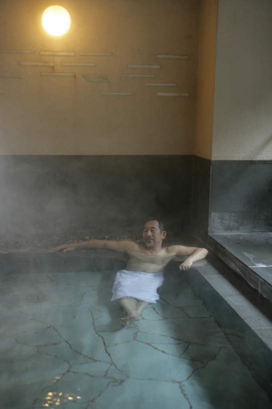 东方人,一个人,坐,竖图,俯视,室内,白天,水,温泉,植物,雾,照明,亚洲,仅一个男性,仅一个人,阴影,波纹,沸腾,光线,蒸汽,纺织物,液体,影子,浴巾,水滴,灯光,水蒸气,雾气,黄种人,吊灯,裸露,灯,树,树木,绿色,水纹,自然,灯具,毛巾,波浪,靠,靠着,清洁,仅一个老年男性,温暖,泉水,生长,温和,成长,保暖,照亮,气体,照明设备,浴池,裸,透气,防水,蒸发,储水,耐磨,吸水,地热,老年男性,男人,男性,亚洲人,坐着,彩图,高角度拍摄,全身,混堂