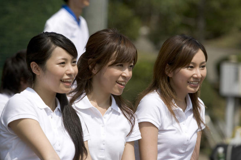 东方人,四个人,伙伴,朋友,坐,走,笑,微笑,露齿笑,横图,室外,白天,正面,运动服,友谊,植物,亚洲,一排,服装,朦胧,模糊,整齐,注视,黄种人,树,树木,排列,衣服,绿色,自然,观察,看,服饰,生长,成长,观看,察看,衣着,穿着,队列,关注,衣饰,友情,男人,男性,年轻男性,年轻女性,女人,女性,亚洲人,步行,散步,走路,坐着,半身,彩图,运动装