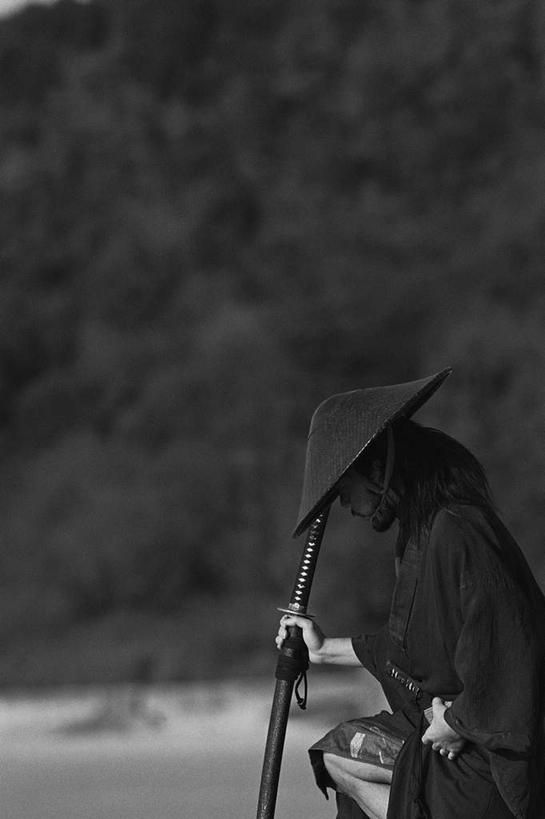 东方人,一个人,站,竖图,黑白,室外,白天,侧面,民族服装,竞争,森林,沙滩,树林,植物,帽子,亚洲,仅一个男性,仅一个人,仅一个中年男性,对抗,握,和服,冲突,草帽,沙子,武士刀,海岸,刀具,沙地,拿,拿着,黄种人,破坏,树,树木,绿色,自然,刀,站着,武器,战争,握着,服饰,生长,成长,军人,损坏,攻击,威胁,武士,对立,矛盾,兵器,防御,武士道,日本刀,吴服,唐草,唐花,唐锦,敌对,挫败,斗争,抗拒,抗衡,冷兵器,凶器,杀伤,威慑,东洋刀,东瀛刀,日本武士刀,日本武士,危险,男人,男性,中年男性,亚洲人,海滩,站立,半身,传统服装,民俗服