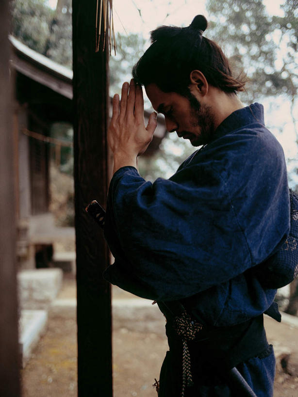 东方人,一个人,家,木屋,栏杆,站,闭眼,竖图,室外,白天,侧面,民族服装,植物,亚洲,仅一个男性,仅一个人,仅一个中年男性,和服,围栏,祝福,黄种人,护栏,住宅,树,树木,虔诚,绿色,自然,祈祷,双手合十,站着,服饰,生长,成长,军人,武士,感谢,合掌,武士道,吴服,合十礼,合掌礼,唐草,唐花,唐锦,合十,莲华合掌,感恩,日本武士,男人,男性,中年男性,亚洲人,闭眼睛,闭着眼,闭着眼睛,站立,半身,彩图,传统服装,民俗服,茅舍,茅屋,棚屋,小木屋,小屋