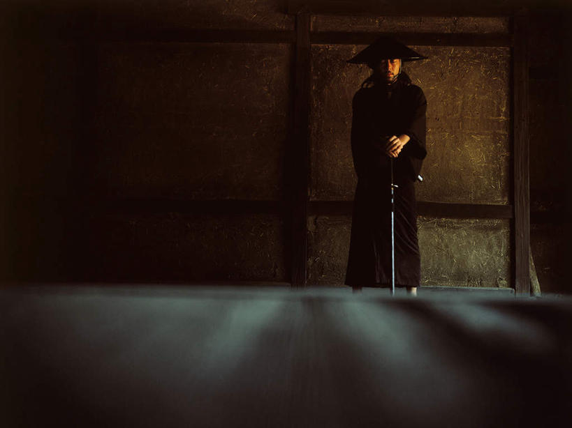 东方人,一个人,站,横图,室内,白天,正面,民族服装,竞争,帽子,亚洲,仅一个男性,仅一个人,仅一个中年男性,对抗,握,阴影,和服,冲突,反射,草帽,武士刀,影子,墙,刀具,拿,拿着,注视,黄种人,破坏,墙壁,墙面,刀,观察,看,站着,武器,战争,握着,服饰,观看,军人,损坏,察看,攻击,威胁,武士,对立,关注,矛盾,兵器,防御,武士道,日本刀,吴服,唐草,唐花,唐锦,敌对,挫败,斗争,抗拒,抗衡,冷兵器,凶器,杀伤,威慑,东洋刀,东瀛刀,日本武士刀,日本武士,危险,男人,男性,中年男性,亚洲人,站立,彩图,全身,传统服装,民俗服