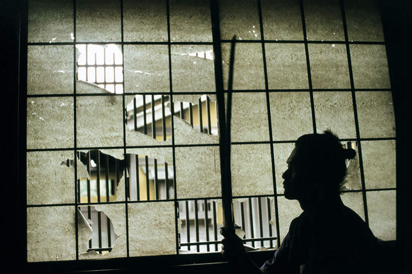 东方人,一个人,坐,横图,室内,白天,侧面,民族服装,竞争,窗户,亚洲,仅一个男性,仅一个人,仅一个中年男性,对抗,握,和服,冲突,武士刀,刀具,背光,拿,拿着,黄种人,破坏,破损,玻璃窗,刀,武器,战争,握着,服饰,军人,损坏,攻击,威胁,武士,对立,矛盾,兵器,防御,逆光,武士道,日本刀,吴服,唐草,唐花,唐锦,敌对,挫败,斗争,抗拒,抗衡,冷兵器,凶器,杀伤,威慑,东洋刀,东瀛刀,日本武士刀,日本武士,危险,男人,男性,中年男性,亚洲人,坐着,半身,彩图,传统服装,民俗服