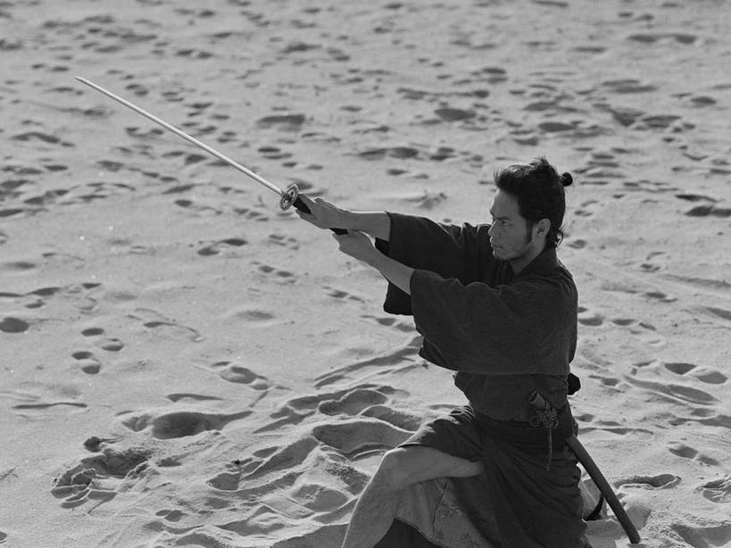 东方人,一个人,站,横图,俯视,黑白,室外,白天,民族服装,竞争,沙滩,亚洲,仅一个男性,仅一个人,仅一个中年男性,对抗,握,和服,冲突,沙子,武士刀,海岸,刀具,沙地,拿,拿着,黄种人,破坏,刀,站着,武器,战争,握着,服饰,军人,损坏,攻击,威胁,武士,对立,矛盾,兵器,防御,武士道,日本刀,吴服,唐草,唐花,唐锦,敌对,挫败,斗争,抗拒,抗衡,冷兵器,凶器,杀伤,威慑,东洋刀,东瀛刀,日本武士刀,日本武士,危险,男人,男性,中年男性,亚洲人,海滩,站立,半身,高角度拍摄,传统服装,民俗服