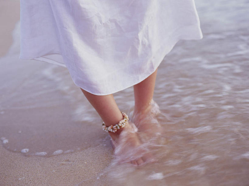 东方人,腿部,脚,脚趾,脚趾甲,腿,一个人,站,横图,俯视,室外,特写,白天,海浪,海洋,沙滩,亚洲,仅一个年轻女性,仅一个女性,仅一个人,沙子,海岸,浪花,沙地,黄种人,光脚,装饰品,海水,饰品,首饰,站着,赤脚,脚链,海景,年轻女性,女人,女性,亚洲人,脚指甲,大海,风浪,海,海水的波动,海滩,近岸浪,涌浪,站立,半身,彩图,高角度拍摄