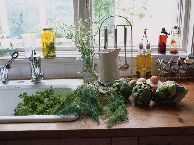 无人,横图,室内,白天,正面,烹饪,植物,厨房,蔬菜,书籍,玻璃,一排,许多,阴影,新鲜,整齐,反射,瓷砖,电器,工具,壶,盆栽,水槽,水龙头,影子,墙,生菜,莴苣,蛋,鸡蛋,食品,盆景,设备,榨汁机,水斗,开关,墙壁,墙面,玻璃制品,水壶,食物,排列,绿色,自然,玻璃瓶,茶壶,瓶子,容器,打开,搅拌,菜谱,有机食品,绿色食品,生长,成长,阀门,研磨,切割,家电,家用电器,开启,队列,榨汁,广口瓶,春菜,鹅仔菜,莴仔菜,千金菜,卵,叶用莴苣,水咀,书,图书,烹调,彩图,灶间