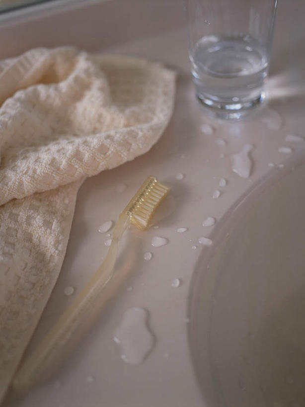 无人,竖图,俯视,室内,特写,白天,水,杯子,一把,阴影,反射,纺织物,水槽,牙刷,液体,影子,水滴,水斗,玻璃制品,水杯,毛巾,日用品,清洁,洗漱用品,保暖,卫生,透气,防水,储水,耐磨,吸水,玻璃杯,彩图,高角度拍摄