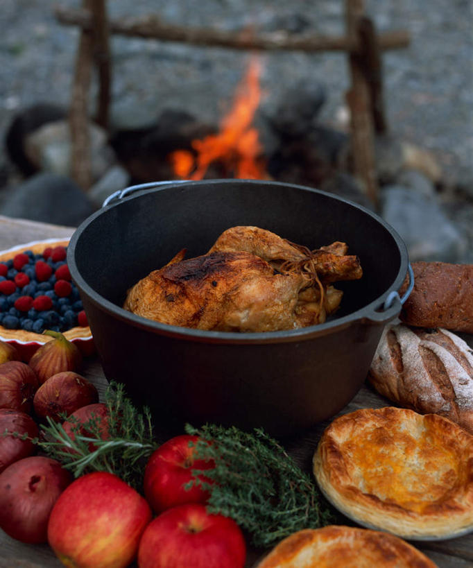 无人,竖图,俯视,室外,特写,白天,烹饪,热情,厨具,火,金属制品,吊挂,悬挂,金属,锅子,火焰,木材,支架,地面,燃烧,挂,锅,木柴,木料,锅具,支撑,篝火,烹饪用具,烹调用具,烹调,彩图,高角度拍摄