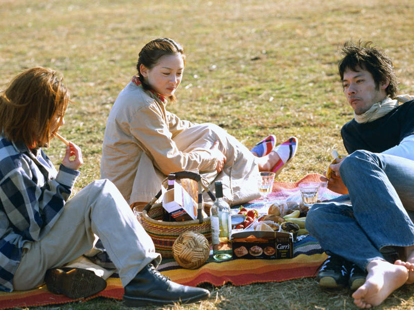 葡萄酒,东方人,三个人,伙伴,朋友,坐,笑,微笑,露齿笑,横图,室外,白天,正面,聚会,友谊,植物,亚洲,阴影,服装,枯萎,光线,影子,坐垫,野餐,枯草,酒类,注视,休闲装,黄种人,酒,草,饮料,衣服,黄色,阳光,观察,看,休闲,休闲服,服饰,观看,察看,关注,野餐垫,野餐地毯,多功能毯,野炊,友情,男人,男性,年轻男性,年轻女性,女人,女性,亚洲人,坐着,半身,彩图