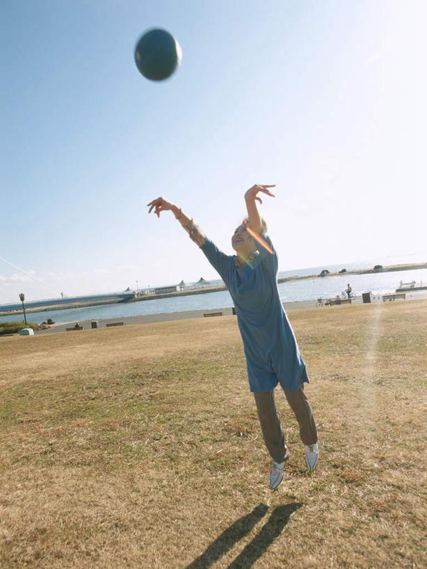 东方人,一个人,投,伸展双臂,竖图,室外,白天,正面,排球,亚洲,仅一个年轻女性,仅一个女性,仅一个人,阴影,服装,光线,影子,排球装备,休闲装,黄种人,运动器械,衣服,蓝色,蓝天,天空,阳光,天,奔跑,休闲,休闲服,健身器械,服饰,晴朗,健身器材,万里无云,排球运动,年轻女性,女人,女性,亚洲人,晴空,晴空万里,敞开双臂,抛,扔,撒,伸开双臂,展开双肩,张开手臂,张开双臂,掷,彩图,全身,眩光,运动器材