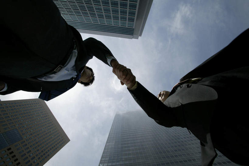 东方人,两个人,伙伴,朋友,商务人士,商务男性,高楼大厦,站,握手,横图,室外,白天,仰视,衬衫,友谊,合作,团队,大厦,建筑,摩天大楼,亚洲,阴影,套装,光线,影子,云,云朵,云彩,黄种人,蓝色,白云,蓝天,天空,阳光,天,站着,战略,晴朗,商务装,工薪阶层,联合,合谋,配合,协作,男人,男性,年轻男性,亚洲人,白领,上班族,晴空,搀手,拉手,手搀手,手拉手,手牵手,手握手,站立,半身,彩图,低角度拍摄,衬衣,大楼,高层建筑,高楼,摩天楼