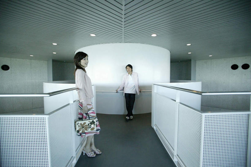 东方人,两个人,办公室,站,横图,室内,白天,正面,裙子,爱情,天花板,桌子,照明,亚洲,服装,包,皮包,办公桌,墙,灯光,地面,浪漫,注视,休闲装,黄种人,长裙,顶灯,墙壁,墙面,灯,衣服,灯具,隔板,观察,看,站着,休闲,温暖,温馨,休闲服,恩爱,恋人,服饰,观看,半身裙,单肩包,照亮,和睦,察看,照明设备,关注,男人,男性,年轻男性,年轻女性,女人,女性,亚洲人,情侣,站立,彩图,全身,伴侣,融洽