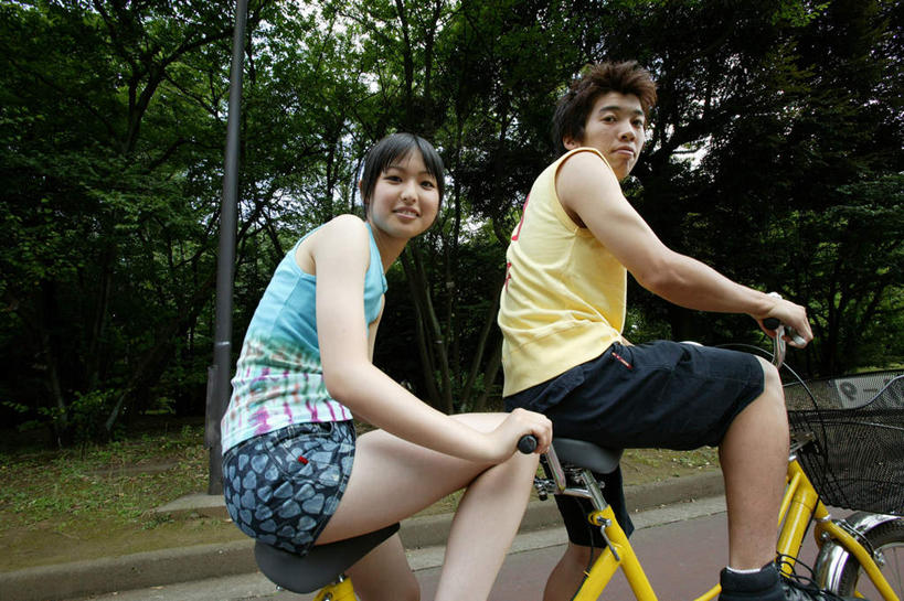 东方人,两个人,伙伴,朋友,站,坐,笑,微笑,露齿笑,横图,室外,白天,侧面,友谊,草地,草坪,植物,道路,路,公路,自行车,亚洲,服装,分界线,停车线,交通,注视,休闲装,黄种人,车,脚踏车,草,树,树木,衣服,黄色,蓝色,绿色,自然,交通工具,观察,看,站着,骑车,休闲,休闲服,服饰,双人自行车,生长,成长,观看,车行道,车行道分界线,察看,关注,载具,标线,车行线,友情,男人,男性,年轻男性,年轻女性,女人,女性,亚洲人,马路,站立,坐着,半身,彩图