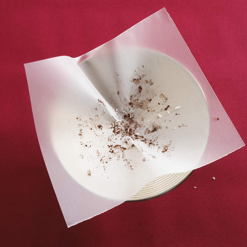 无人,方图,俯视,室内,特写,白天,餐桌,桌子,餐具,一张,许多,阴影,红色背景,反射,包装,包装纸,碟子,盘,影子,纸,纸张,白色,盘子,碟,摄影,影棚,餐台,面包屑,包装材料,彩图,高角度拍摄,影棚拍摄,拍摄