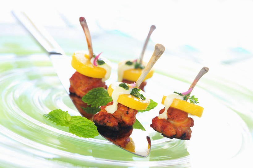 无人,横图,俯视,室内,特写,白天,烹饪,餐桌,桌子,餐具,叶子,阴影,朦胧,模糊,装饰,反射,碟子,盘,影子,鸡肉,肉,薄荷,料理,食品,绿叶,银丹草,菜肴,美食,肉类,竹签,食物,一个,盘子,碟,嫩叶,烤鸡,摄影,佳肴,影棚,单个,餐台,华丽,修饰,点缀,配菜,肉食,取食签,衬托,美观,雅致,雅观,印度菜,印度料理,斑叶凤梨薄荷,夜息香,胡椒薄荷,叶,叶片,彩图,高角度拍摄,影棚拍摄,拍摄,印度烤鸡