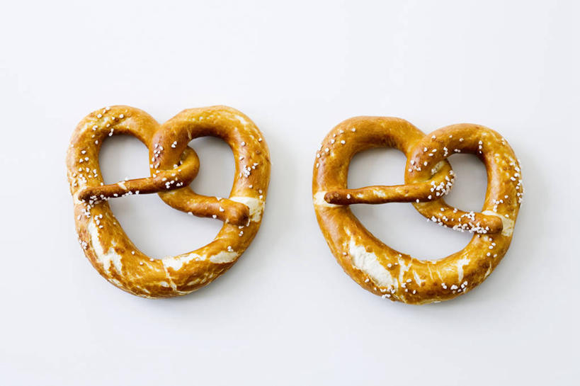 点心,无人,横图,俯视,室内,特写,白天,白色背景,餐桌,桌子,阴影,反射,影子,食品,面点,食物,糕点,两个,饼干,零食,摄影,影棚,餐台,椒盐卷饼,彩图,高角度拍摄,影棚拍摄,拍摄