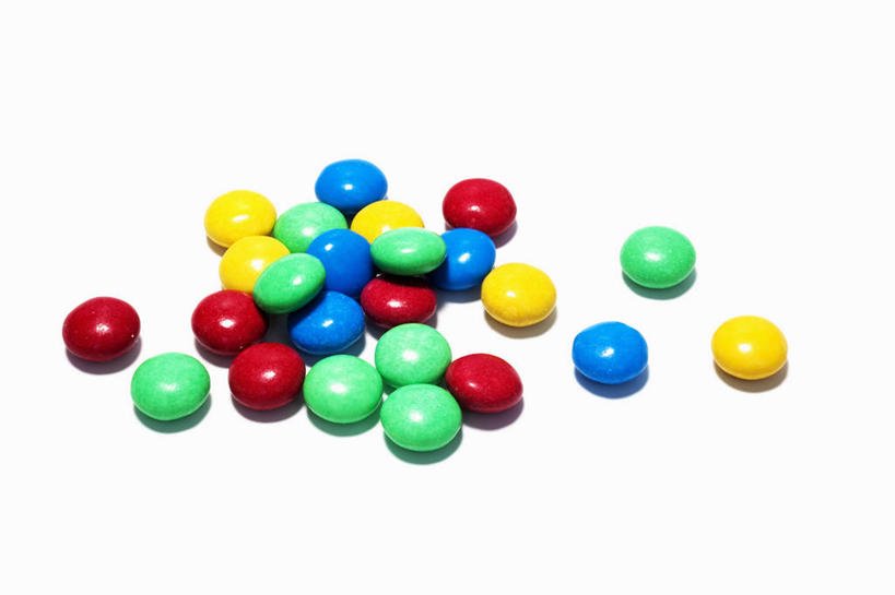 无人,横图,俯视,彩色,室内,特写,白天,白色背景,餐桌,桌子,一堆,许多,阴影,堆叠,堆积,反射,影子,食品,糖,糖果,甜点,甜品,巧克力豆,食物,甜食,巧克力,摄影,影棚,餐台,朱古力,堆,五颜六色,色彩斑斓,五彩缤纷,五彩斑斓,五光十色,彩图,高角度拍摄,影棚拍摄,拍摄