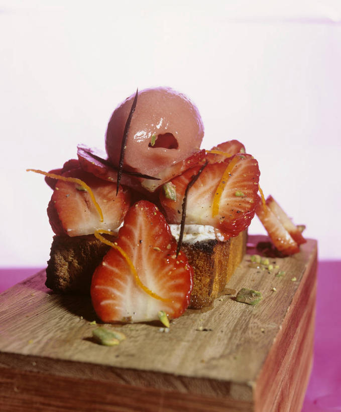 点心,无人,竖图,俯视,室内,特写,白天,白色背景,下午茶,餐桌,桌子,草莓,浆果,水果,许多,阴影,新鲜,反射,木制,影子,生食,食品,果实,案板,砧板,食物,糕点,红色,木制品,草莓蛋糕,摄影,有机食品,绿色食品,影棚,餐台,横截面,剖面,截面,截面图形,洋莓,水果皇后,红莓,地莓,彩图,高角度拍摄,影棚拍摄,拍摄,蛋糕