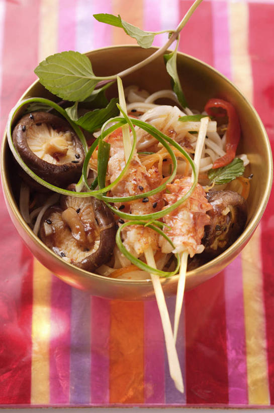 面食,面条,无人,竖图,俯视,室内,特写,白天,烹饪,植物,筷子,桌面,桌子,餐具,一双,阴影,反射,木制,布料,影子,陶瓷,面,香料,日本料理,料理,食品,草药,陶瓷制品,布纹,文化,传统,菜肴,美食,中药,桌布,食物,一个,餐巾,木制品,容器,台布,碗,日式料理,香草,日式,摄影,佳肴,影棚,单个,小龙虾,储藏,礼节,罗勒,储存,紫苏,药材,中草药,礼仪,九层塔,圣约瑟夫草,甜罗勒,兰香,中药材,本草,淡水小龙虾,红螯虾,克氏原螯虾,剌蛄,进餐用具,彩图,高角度拍摄,影棚拍摄,拍摄,贮存