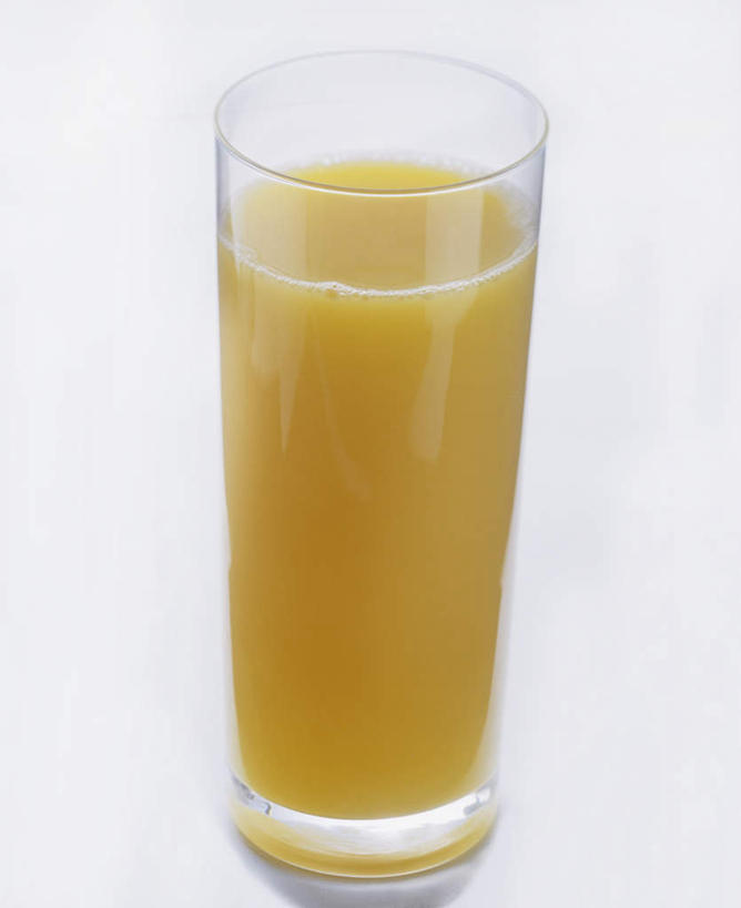 果汁,无人,竖图,俯视,室内,特写,白天,白色背景,餐桌,桌子,杯子,阴影,反射,影子,饮品,一杯,玻璃制品,饮料,一个,水杯,摄影,影棚,单个,餐台,可口,柚子汁,适口,玻璃杯,彩图,高角度拍摄,影棚拍摄,拍摄