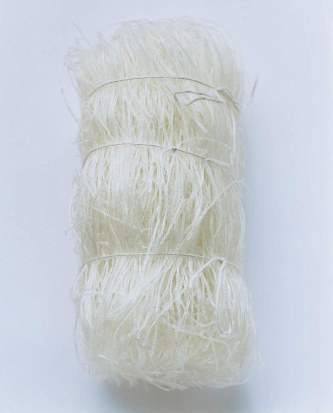 面食,面条,无人,竖图,俯视,室内,特写,白天,白色背景,餐桌,桌子,阴影,反射,影子,面,粉丝,一个,白色,摄影,影棚,单个,餐台,冬粉,彩图,高角度拍摄,影棚拍摄,拍摄