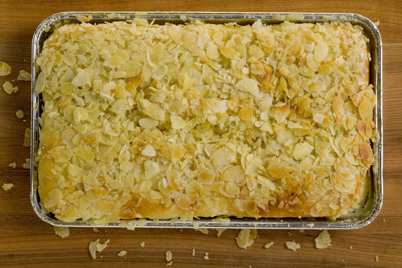 点心,无人,横图,俯视,室内,特写,白天,餐桌,桌子,杏仁,金属制品,一块,阴影,反射,金属,影子,食品,食物,一个,容器,饼干,零食,摄影,影棚,单个,餐台,储藏,铁盒,储存,杏子,杏梅仁,杏核仁,木落子,苦杏仁,彩图,高角度拍摄,影棚拍摄,拍摄,贮存