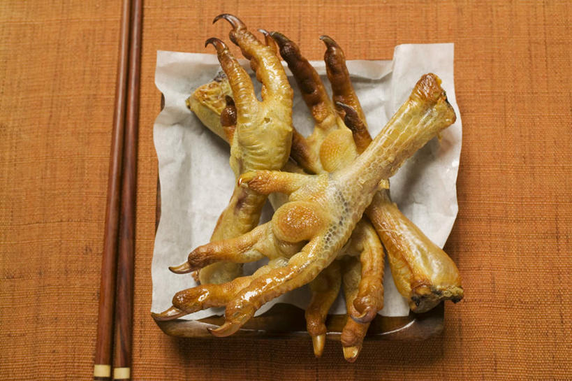 无人,横图,俯视,室内,特写,白天,餐桌,筷子,桌子,餐具,一双,阴影,反射,包装,包装纸,影子,纸,鸡肉,肉,油炸,纸张,文化,传统,肉类,摄影,影棚,餐台,礼节,包装材料,牛皮纸,炸鸡,鸡爪,礼仪,肉食,进餐用具,彩图,高角度拍摄,影棚拍摄,拍摄