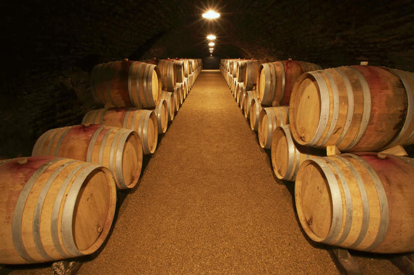 红酒,葡萄酒,无人,横图,室内,白天,正面,照明,一堆,许多,阴影,堆叠,堆积,光线,木桶,桶,影子,灯光,酒类,很多,仓库,吊灯,灯,酒,饮料,容器,灯具,红葡萄酒,储藏,堆,照亮,照明设备,储存,彩图,贮存,堆栈