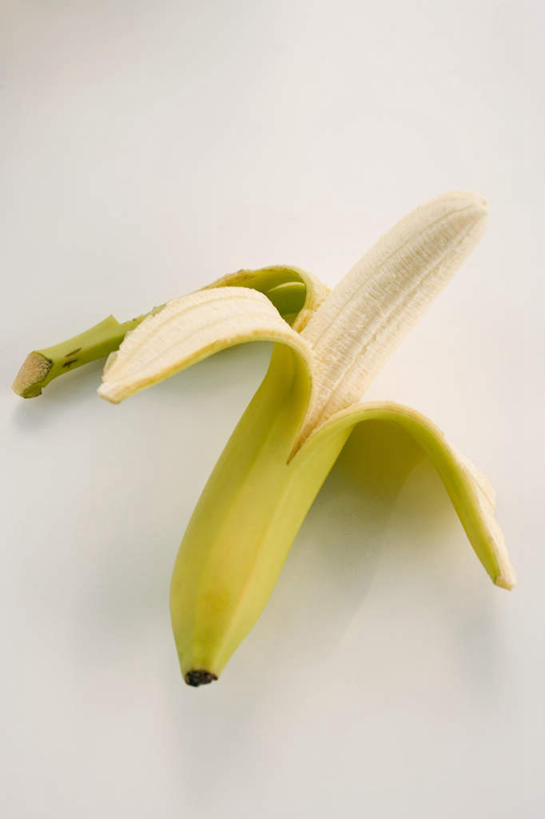 无人,竖图,俯视,室内,特写,白天,白色背景,餐桌,桌子,香蕉,水果,一根,阴影,新鲜,反射,影子,生食,食品,果实,食物,黄色,拨开,摄影,有机食品,绿色食品,影棚,餐台,甘蕉,彩图,高角度拍摄,影棚拍摄,拍摄