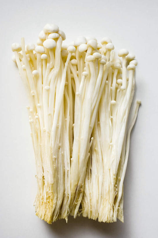无人,竖图,俯视,室内,特写,白天,白色背景,桌面,桌子,蔬菜,阴影,新鲜,反射,木制,影子,金针菇,菌菇,食品,菌类,食物,木制品,食用菌,摄影,有机食品,绿色食品,影棚,构菌,金菇,毛柄金钱菌,银针菇,智力菇,彩图,高角度拍摄,影棚拍摄,拍摄