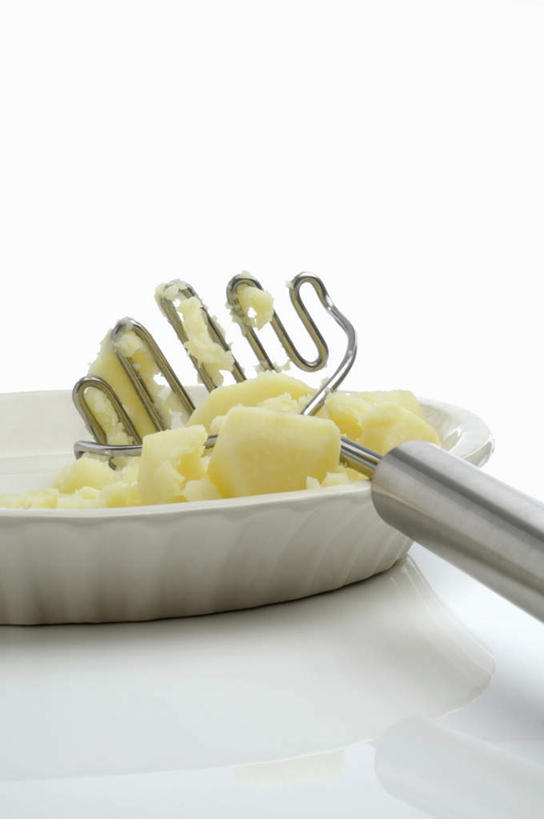 无人,竖图,俯视,室内,特写,白天,白色背景,烹饪,桌面,桌子,蔬菜,土豆,餐具,厨具,金属制品,阴影,新鲜,反射,金属,木制,碟子,盘,影子,食品,食物,一个,盘子,木制品,碟,搅拌器,摄影,有机食品,绿色食品,影棚,单个,烹饪用具,马铃薯捣碎机,马铃薯搅碎机,馍馍蛋,烹调用具,洋芋,山药蛋,马铃薯,烹调,彩图,高角度拍摄,影棚拍摄,拍摄