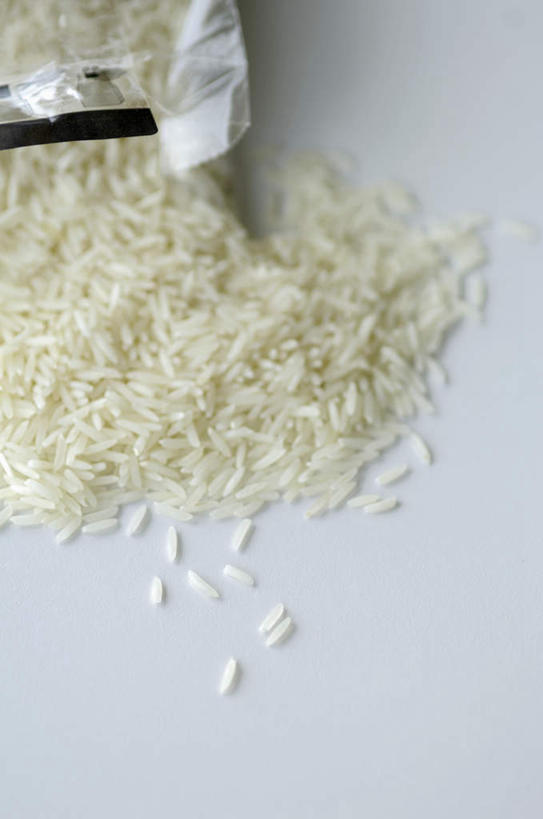 无人,竖图,俯视,室内,特写,白天,白色背景,餐桌,桌子,一堆,许多,阴影,堆叠,堆积,反射,影子,谷类,谷物,米,大米,摄影,影棚,餐台,堆,彩图,高角度拍摄,影棚拍摄,拍摄