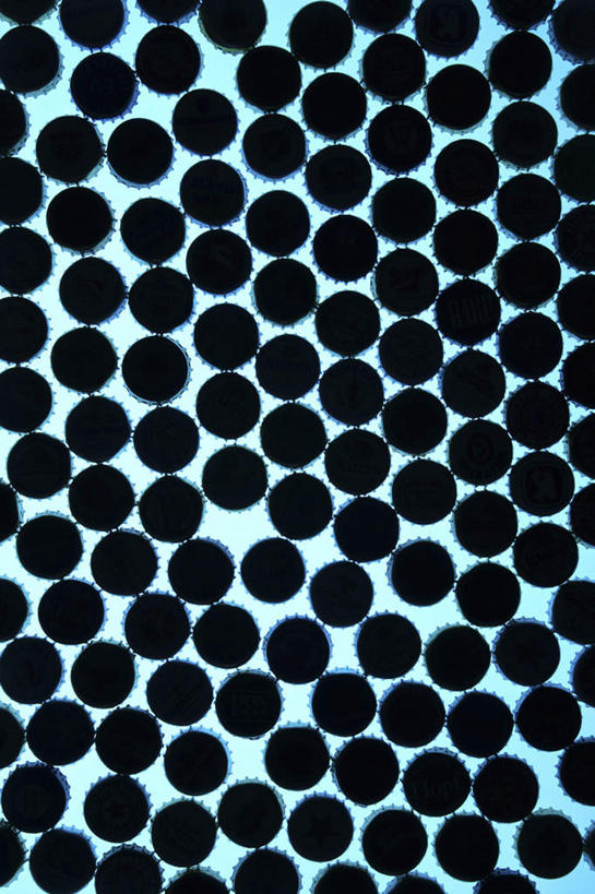 无人,竖图,俯视,室内,特写,白天,桌子,静物,一排,许多,阴影,整齐,反射,盖子,影子,排列,黑色,瓶盖,摄影,影棚,队列,彩图,高角度拍摄,影棚拍摄,拍摄