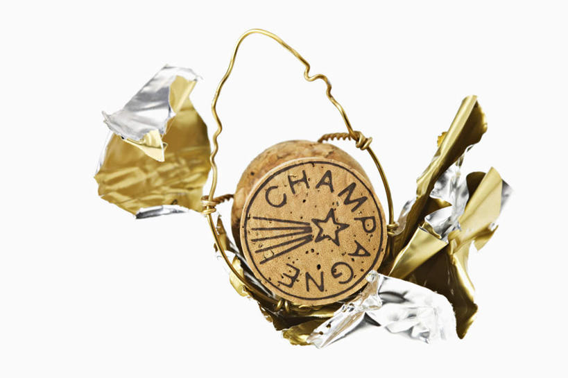 葡萄酒,无人,横图,俯视,室内,特写,白天,白色背景,奢侈,快乐,餐桌,桌子,阴影,反射,英文,包装,包装纸,标志,铝箔纸,木塞,文字,锡箔纸,影子,纸,字符,字母,纸张,浪漫,标识,酒,饮料,香槟,诱惑,摄影,影棚,餐台,英文字母,包装材料,锡箔,铝箔,气泡酒,起泡酒,汽酒,彩图,高角度拍摄,影棚拍摄,高兴,欢笑,拍摄