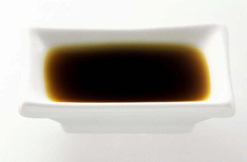 无人,横图,俯视,室内,特写,白天,白色背景,餐桌,桌子,餐具,阴影,反射,碟子,盘,影子,调料,调味品,调味料,酱油,一个,白色,盘子,碟,摄影,影棚,单个,餐台,豉油,彩图,高角度拍摄,影棚拍摄,拍摄