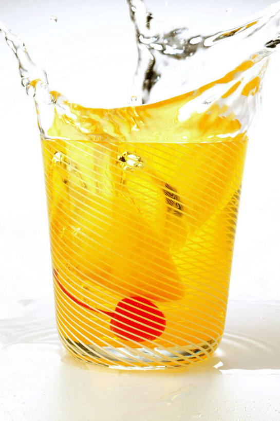 无人,竖图,室内,特写,白天,白色背景,正面,餐桌,桌子,樱桃,杯子,水果,阴影,飞溅,新鲜,溅,反射,液体,影子,生食,食品,果实,酒类,一杯,一颗,玻璃制品,酒,食物,饮料,一个,红色,水杯,杜松子酒,摄影,有机食品,绿色食品,影棚,单个,餐台,喷洒,金酒,烈酒,琴酒,玻璃杯,樱珠,莺桃,英桃,楔桃,牛桃,荆桃,彩图,影棚拍摄,拍摄