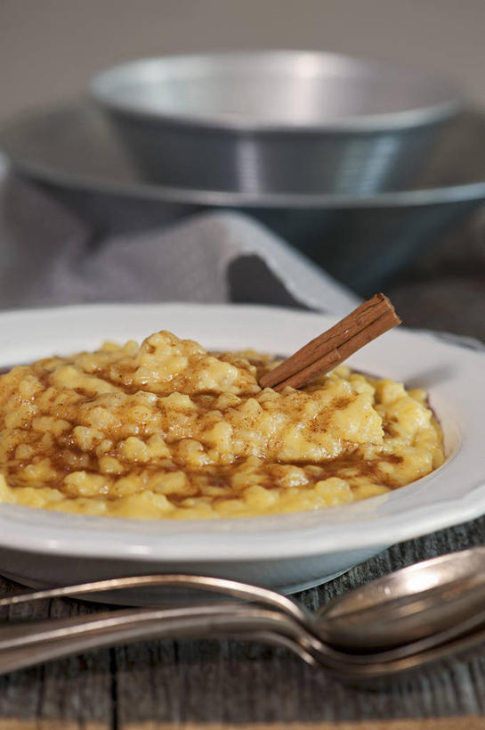 蜂蜜,无人,竖图,俯视,室内,特写,白天,餐桌,桌子,餐具,阴影,朦胧,模糊,反射,木制,叉子,影子,勺子,陶瓷,调味,谷类,谷物,香料,粥,佐料,陶瓷制品,米,肉桂,木制品,容器,调羹,汤匙,碗,餐台,储藏,五谷,配料,储存,花蜜,桂皮,八宝粥,餐叉,止痛,作料,官桂,牡桂,筒桂,香桂,玉桂,解毒,冬酿,石蜜,佛粥,腊八粥,七宝五味粥,七宝粥,进餐用具,彩图,高角度拍摄,贮存