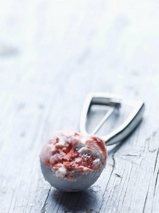 无人,竖图,俯视,室内,特写,白天,桌面,桌子,金属制品,一把,阴影,反射,金属,木制,影子,勺子,冰激凌,清凉,木制品,调羹,汤匙,冷饮,舒服,冰淇淋,草莓冰激凌,解暑,解渴,雪糕,舒爽,冰糕,消暑,彩图,高角度拍摄