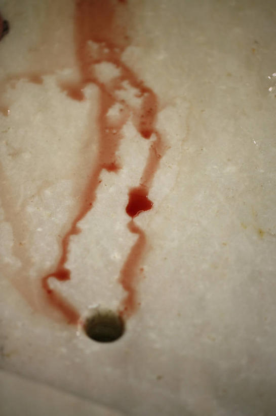 无人,竖图,俯视,室内,特写,白天,卫生间,浴室,阴影,反射,水槽,影子,洞,水斗,红色,血液,犯罪,犯法,流淌,谋杀,淋浴房,彩图,高角度拍摄,冲凉房,沐浴间,沐浴室