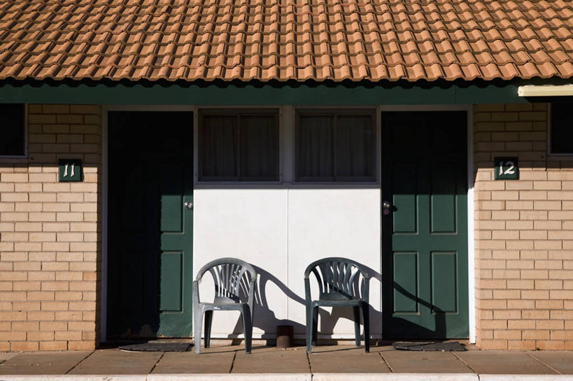 无人,宾馆,横图,室外,白天,正面,度假,美景,城市风光,城市,建筑,椅子,澳大利亚,阴影,光线,瓦片,影子,塑料,屋顶,景观,顶棚,瓦,娱乐,两个,阳光,塑料制品,享受,休闲,景色,放松,建造,大洋洲,澳洲,屋瓦,南方大陆,澳大利亚联邦,西澳大利亚,西澳大利亚州,黑德兰港,彩图,客店,客栈,旅店,旅馆,旅舍