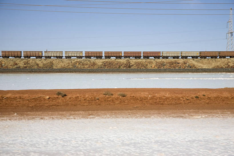 无人,横图,室外,白天,正面,旅游,度假,美景,植物,卡车,路,铁路,微型货车,澳大利亚,一辆,阴影,枯萎,电力,光线,电线,线,影子,景观,枯草,电能,轨道,集装箱,交通,铁轨,线路,娱乐,草,黄色,蓝色,蓝天,天空,阳光,自然,交通工具,天,享受,休闲,景色,放松,运输,集装箱车,晴朗,电,货车,电源,电源线,自然风光,载具,大洋洲,能量,澳洲,货运车,万里无云,南方大陆,澳大利亚联邦,西澳大利亚,西澳大利亚州,黑德兰港,晴空,晴空万里,载重汽车,彩图