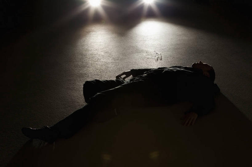 西方人,一个人,无人,躺,闭眼,横图,俯视,室内,白天,汽车,照明,欧洲,欧洲人,仅一个男性,仅一个人,一辆,服装,朦胧,模糊,背光,休闲装,车,灯,仅一个年轻男性,衣服,灯具,交通工具,轿车,休闲,休闲服,服饰,照亮,死亡,照明设备,载具,逆光,车祸,前照灯,前大灯,车前灯,殒命,灭亡,卧着,男人,男性,年轻男性,白种人,闭眼睛,闭着眼,闭着眼睛,躺着,卧,彩图,高角度拍摄,全身